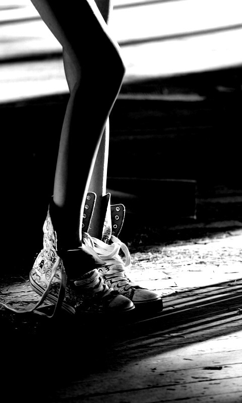 Ножки в кедах обои