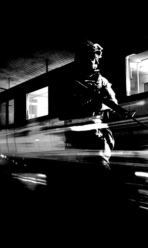 Солдаты на станции метро обои