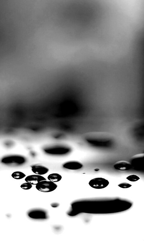 Темные капли на зеркальнйо поверхности обои
