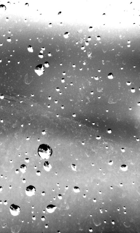 Капли на грязном стекле обои