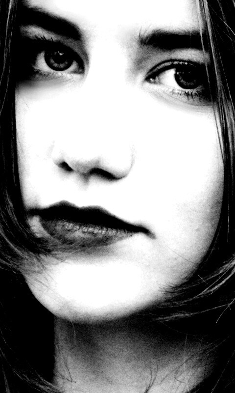 Взгляд голубоглазой девушки обои