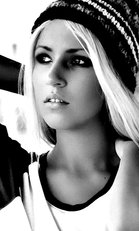 Блондинка в вязанной шапке обои