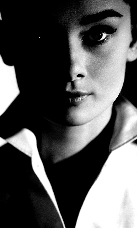 Одри Хепберн в grayscale обои