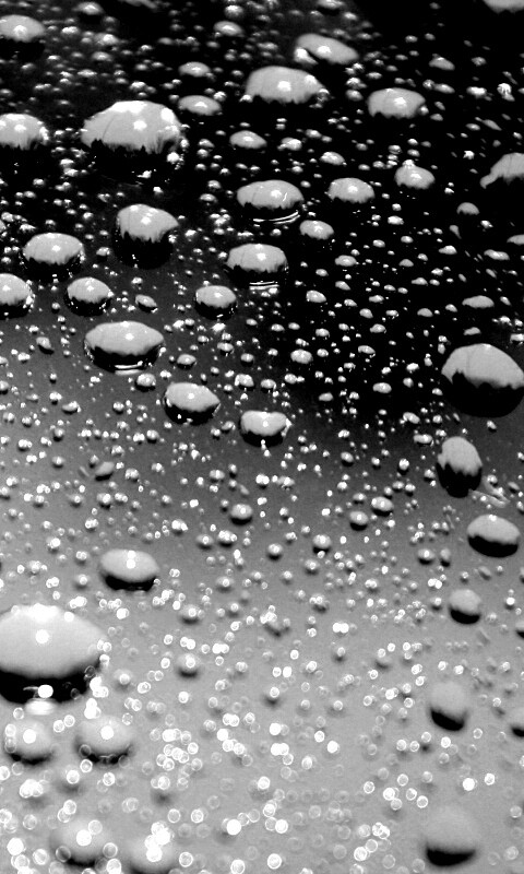 Капли воды на поверхности стекла обои