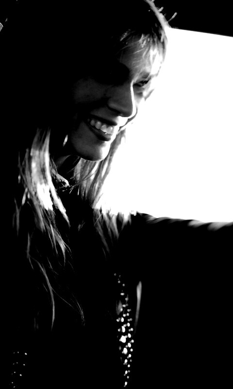 Девушка за рулем автомобиля обои