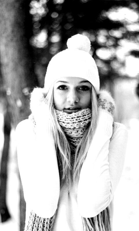 Девушка в белом в снежном лесу обои