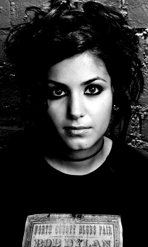 Подросток на фоне розовой кирпичной стены обои