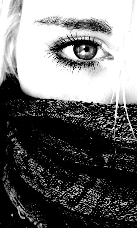 Блондинка с шарфом на лице обои