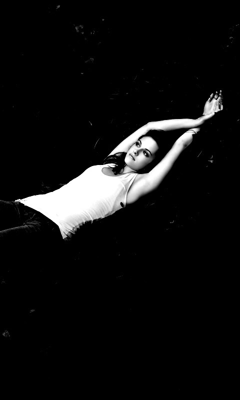 Кристен Стюарт на ковре из листьев обои