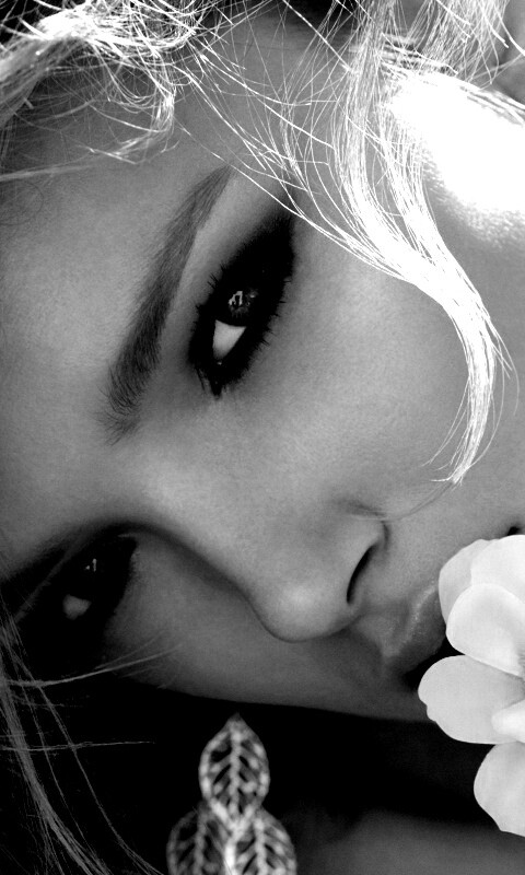 Красавица с белым цветком обои