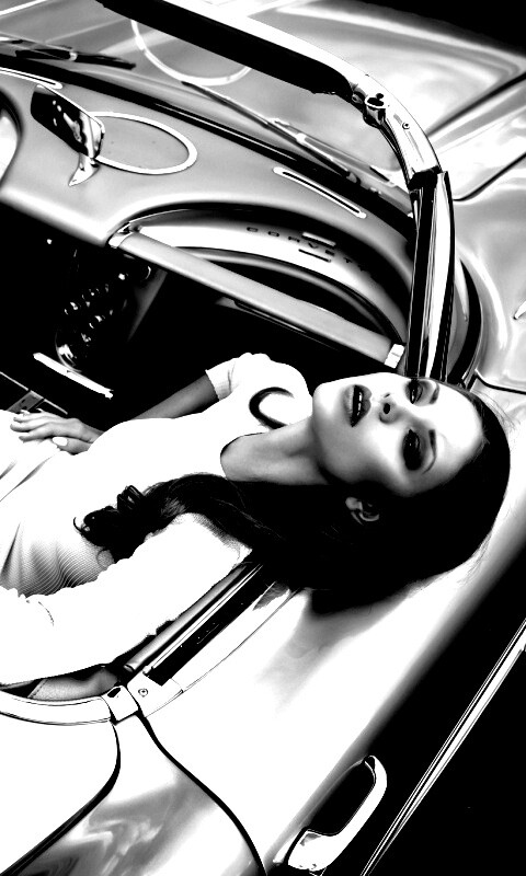 Женщина в кабриолете обои