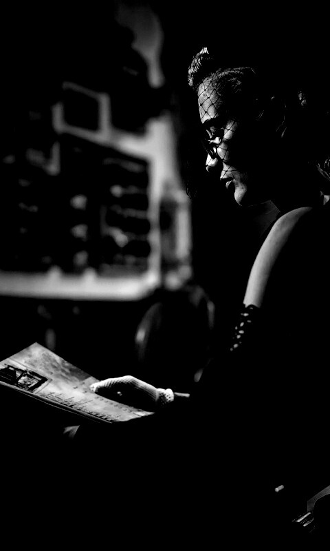 Витажная девушка в кафе обои