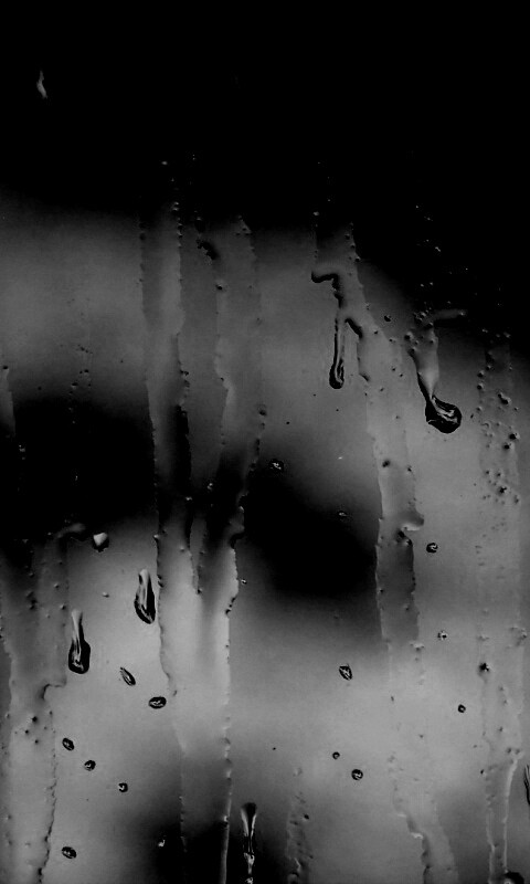 Текущая по стеклу вода обои