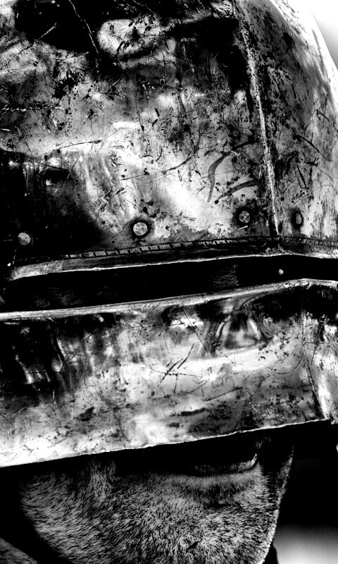 Человек в доспехах обои