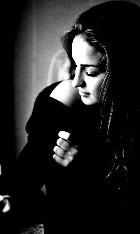 Обнаженное плечо и чашка кофе обои