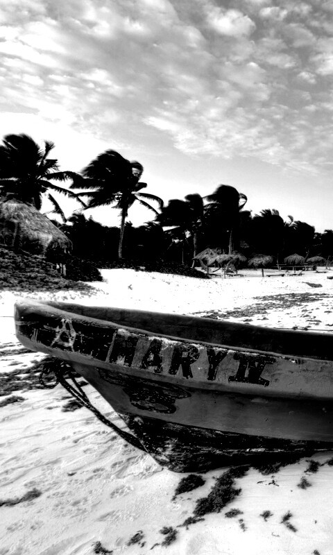 Лодка на берегу моря MARY IV обои