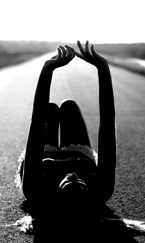 Девушка на асфальте обои