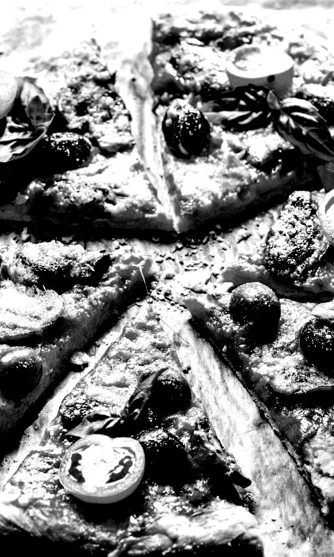 Сочная пицца с томатами и пармезаном обои