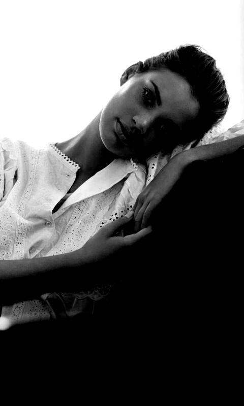 Девушка на диване обои