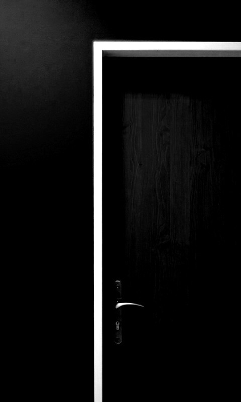 Дверь в стене обои