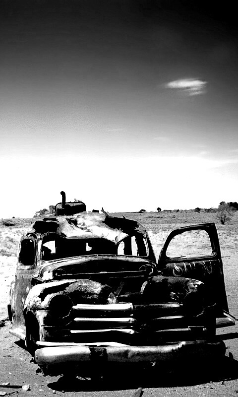 Брошенная в пустыне машина обои