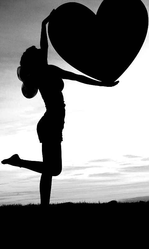 С сердцем в руках обои