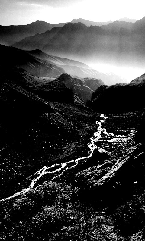 Горы и ручей обои