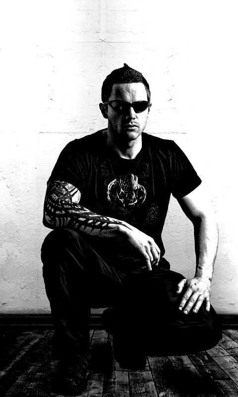 Парень с татуировкой обои