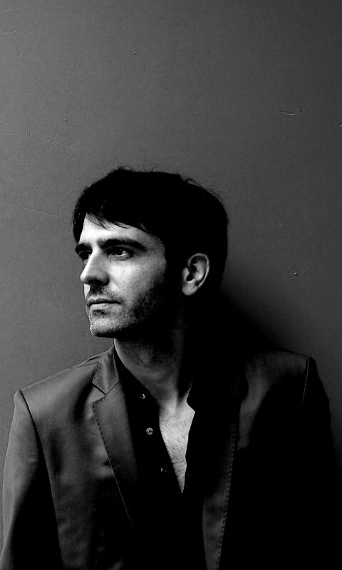 На красном фоне обои