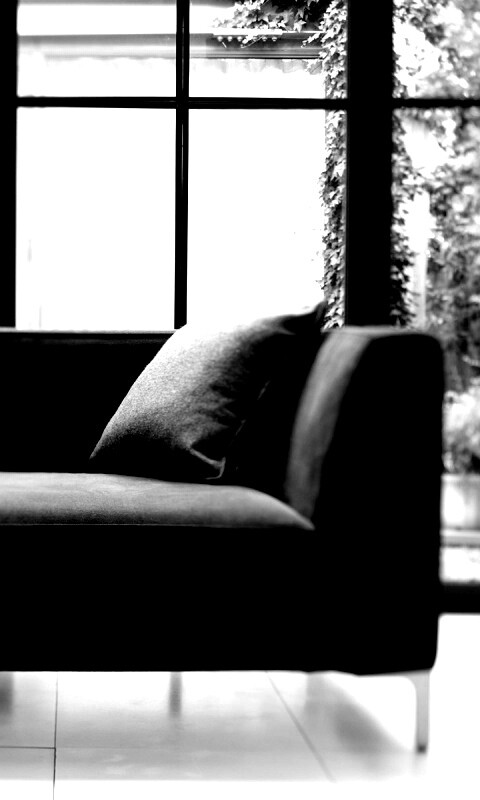 Диван в комнате обои