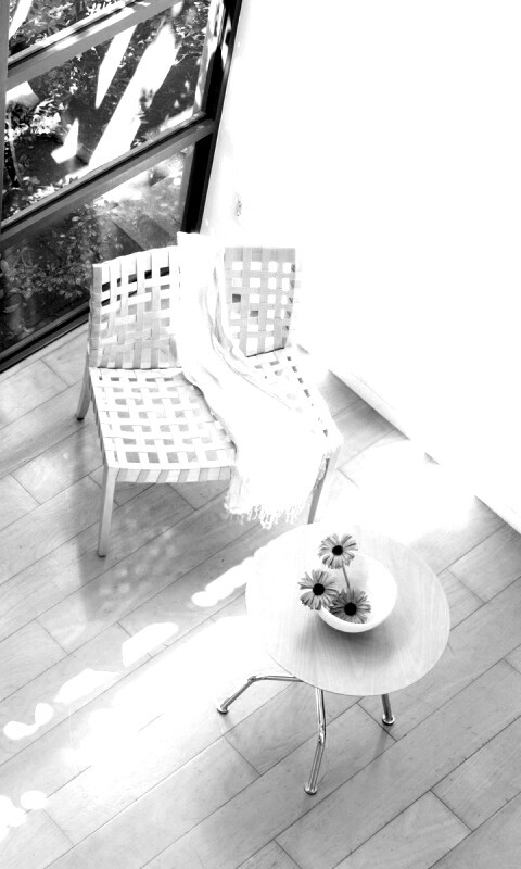 Стул, столик и цветы в комнате обои