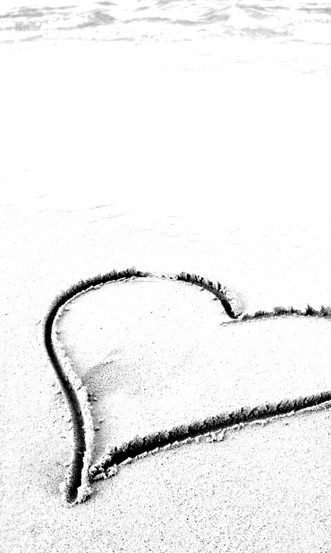 Аккуратное сердце на песке обои