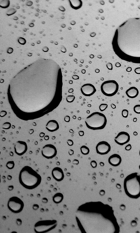 Капли воды на синем стекле обои