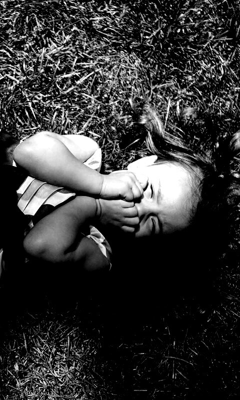 Девочка на траве обои