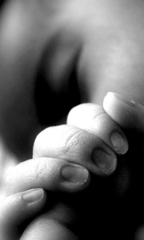 Младенец держит палец обои