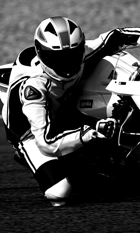 Байкер в белой экиперовкена Априлия РСВ4 обои