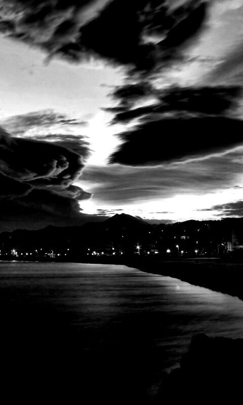 Красивый закат над городом у моря обои