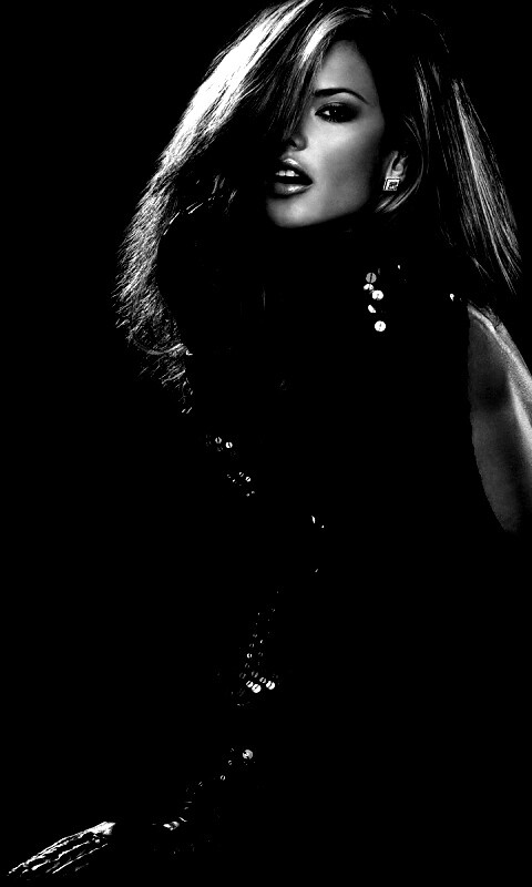 Алессандра Амбросио в чёрном платье обои