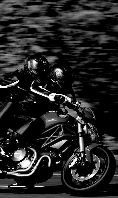 Байкер с девушкой на мотоцикле обои