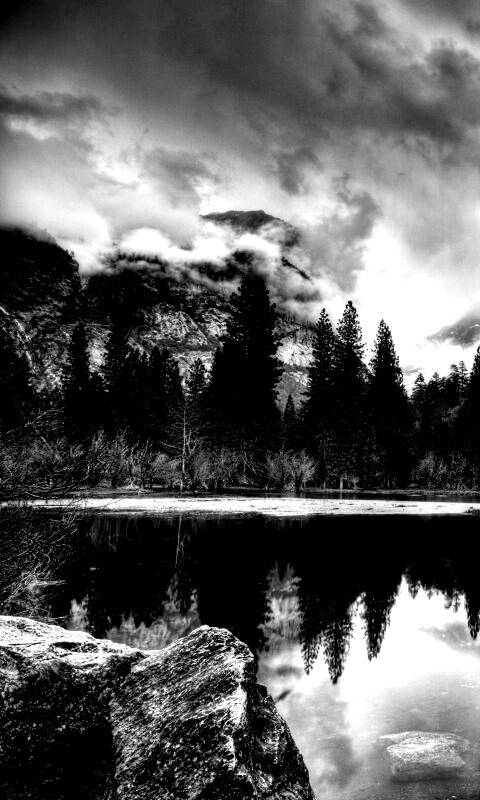 Красивый вид на маленькое горное озеро обои