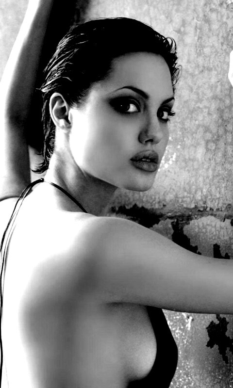 Анджелина Джоли у стены обои