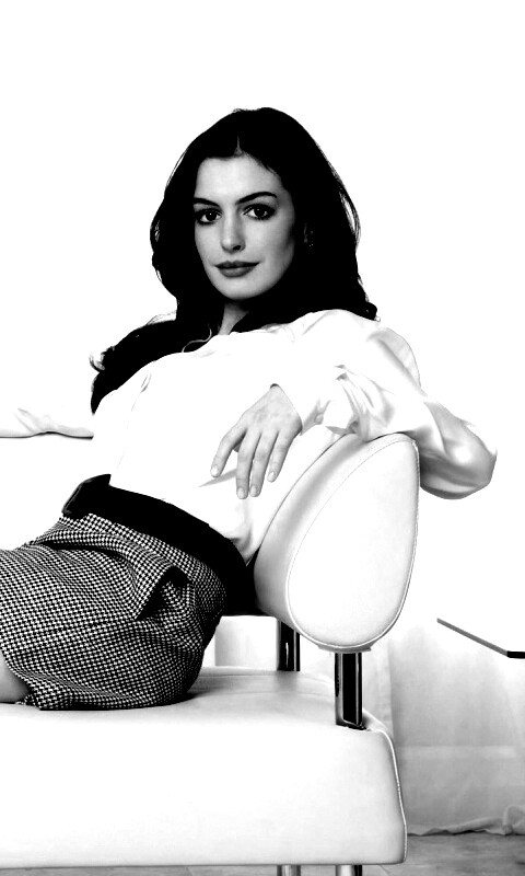 Энн Хетевей на диване обои