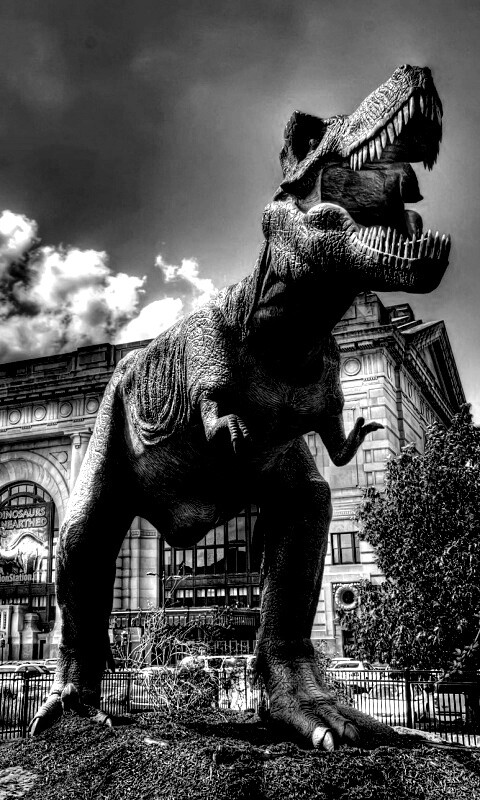 Скульптура динозавра рядом с музеем рептилий обои