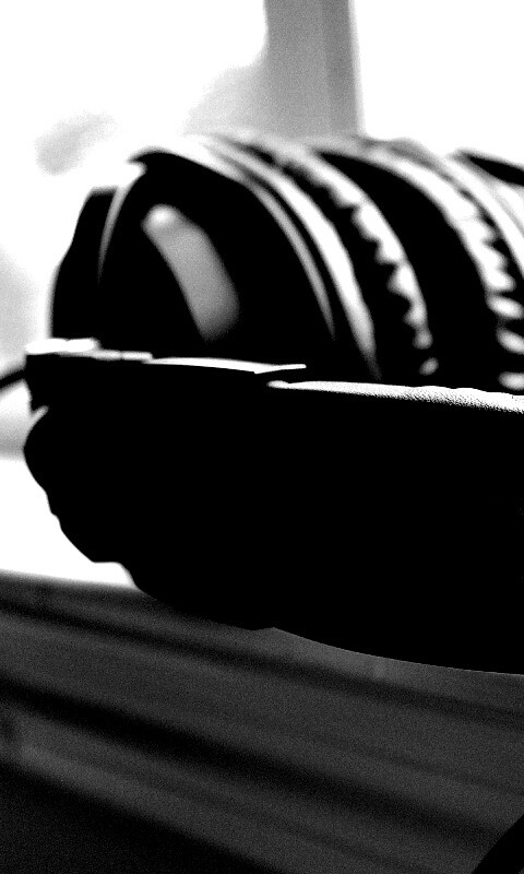 Наушники на подоконнике обои