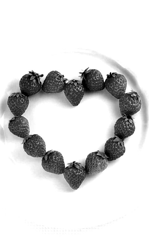 Тарелка с сердечком из клубники обои