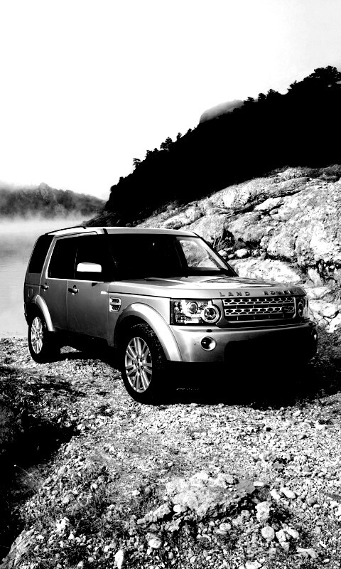 Range rover в горах у реки обои