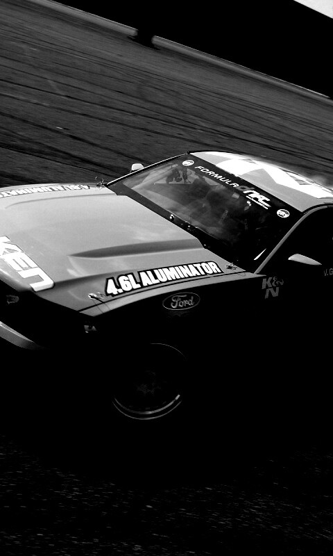 Мустанг дрифтует обои