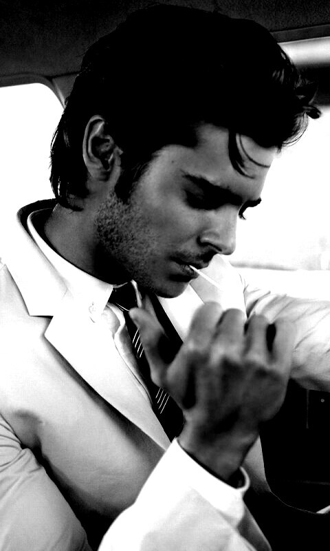 Мужчина прикуривает в машине обои