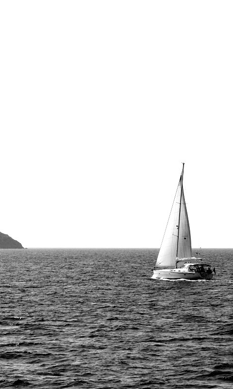 Яхта в море обои