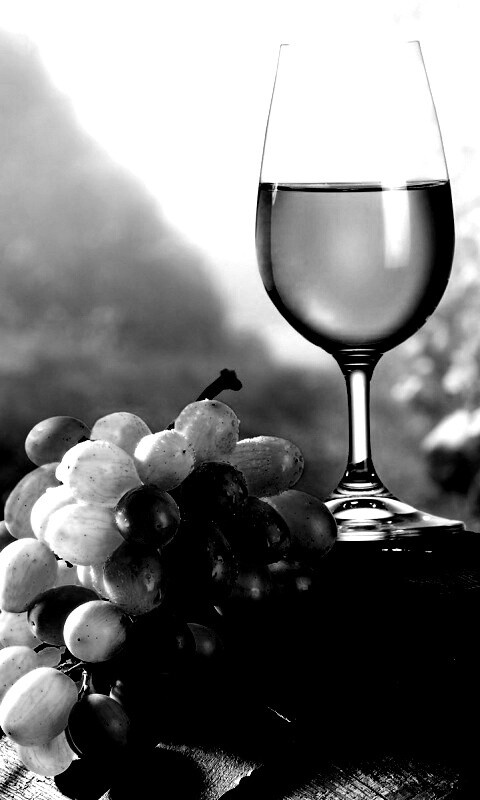 Винная бочка и бокал с белым вином обои